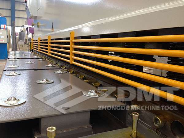 簡(jiǎn)易式防護(hù)欄和球面工作臺(tái).jpg 簡(jiǎn)易式防護(hù)欄和球面工作臺(tái).jpg