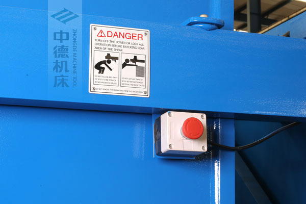 ZDSK-1632剪板機后部緊急停止按鈕，最大程度保障工人安全.jpg