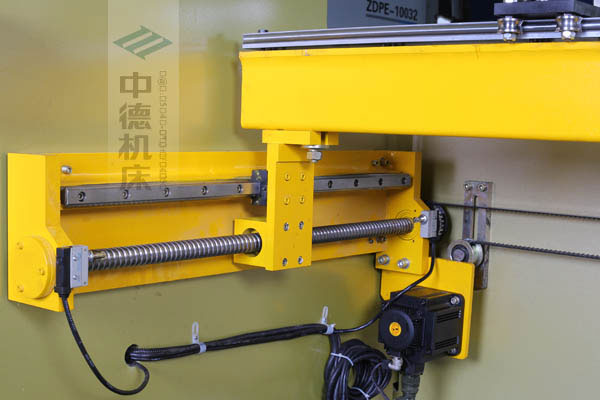 ZDPK-10032X軸配有滾珠絲桿及直線導(dǎo)軌，大功率伺服電機(jī)，鋼絲同步帶，能顯著提升X軸定位精度及速度